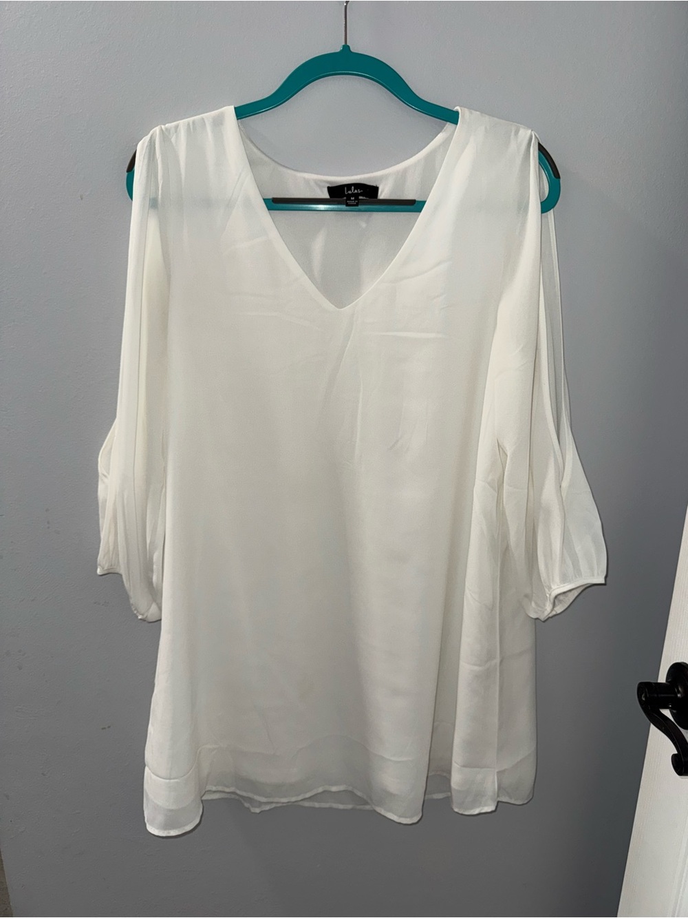 Lulus Ivory White Cold Shoulder V-Neck Blouse Tunic Size M